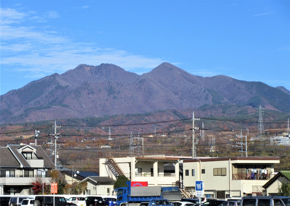 韮崎から見た茅ヶ岳と金ヶ岳